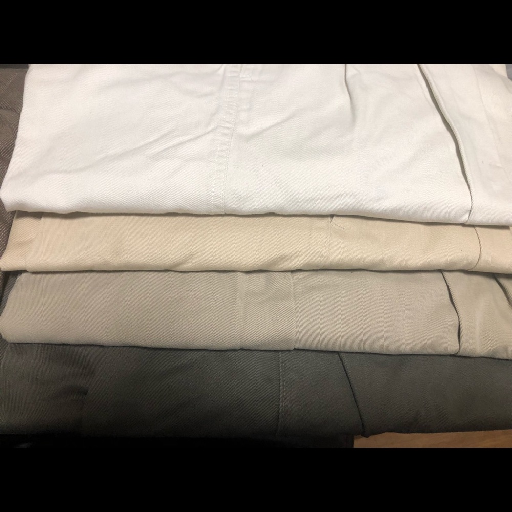 4 pair of men Dockers pants 👖 38x34
khaki’s